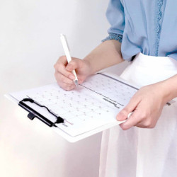 CARPETA PINZA A4 APLI PLEGABLE PLASTICO ABS BLANCO C/SOPORTE PARA BOLIGRAFO 19646 UNIDAD