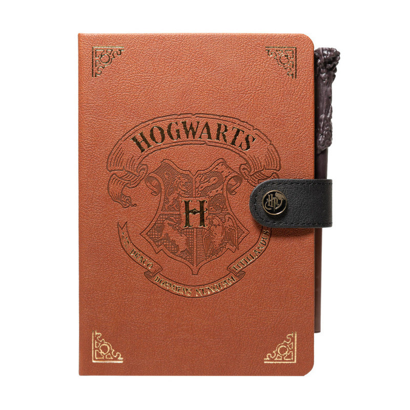 CUADERNO A-5 CON BOLIGRAFO-VARITA Y BROCHE HARRY POTTER HOWARTS ERIK CBA5001
