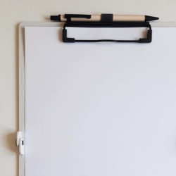 CARPETA PINZA A4 APLI PLEGABLE PLASTICO ABS BLANCO C/SOPORTE PARA BOLIGRAFO 19646 UNIDAD