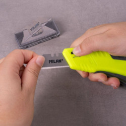 CUTTER SEGURIDAD MILAN AUTO RETRACTIL SERIE ACID AMARILLO BWM10523Y