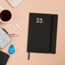 AGENDA ANUAL MARA Y4 1DP 2023 NEGRO+ Y4 - 120*170 621086023 FINOCAM23