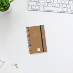 AGENDA ANUAL FINOCAM24 OPAQUE E3 SVH 2024 MARRON+ E3 79*127 742714024