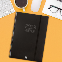AGENDA ANUAL OPAQUE E40 1DP 2023 NEGRO+ E40 - 210*297 742926023 FINOCAM23
